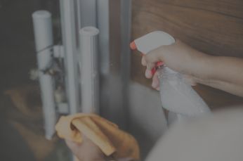 Técnico aplicando higienização em ambiente hospitalar