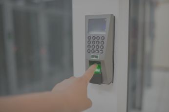 Sistema eletrônico de controle de acesso operado por técnico