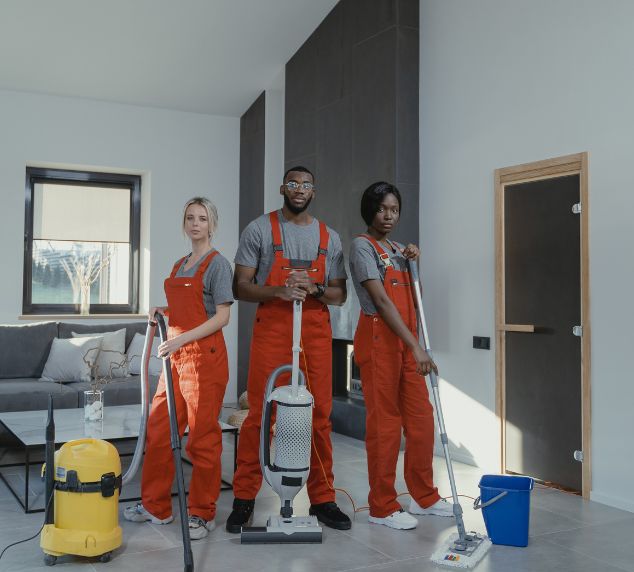 Profissional uniformizado da BRS Multiserviços realizando serviço de limpeza